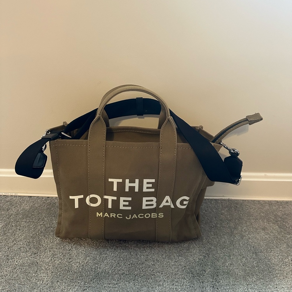 Marc Jacob’s medium size The Tote Bag slate green